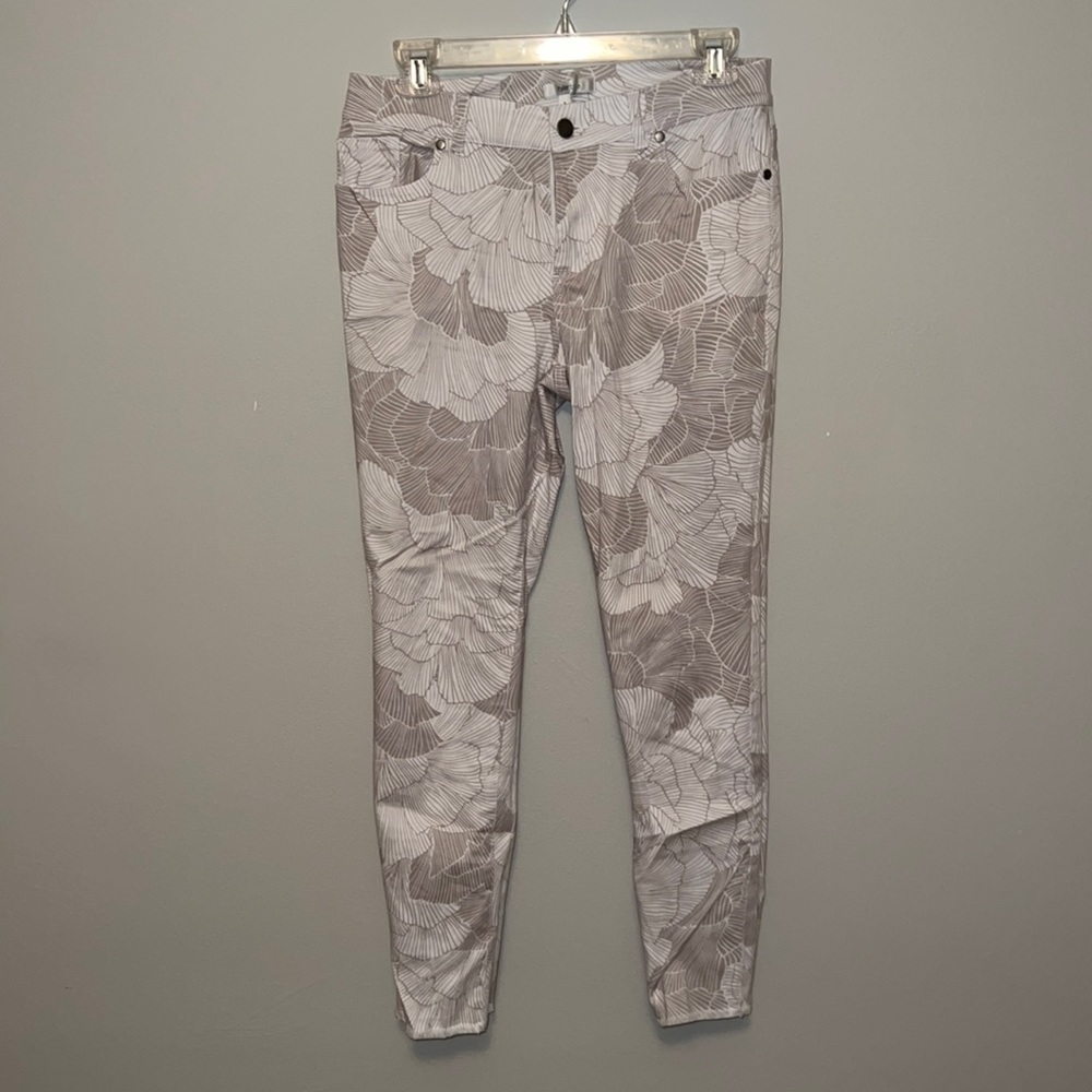 Tyler böe cropped beige and white floral pants lightly worn